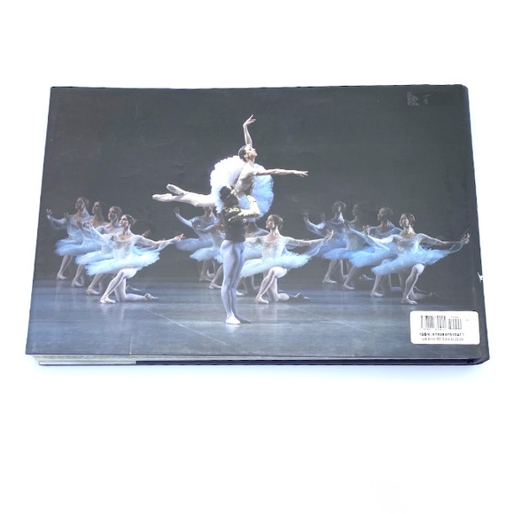 IN CLASSIC STYLE - The Splendor of American Ballet Theatre Book - Picture 12 of 13